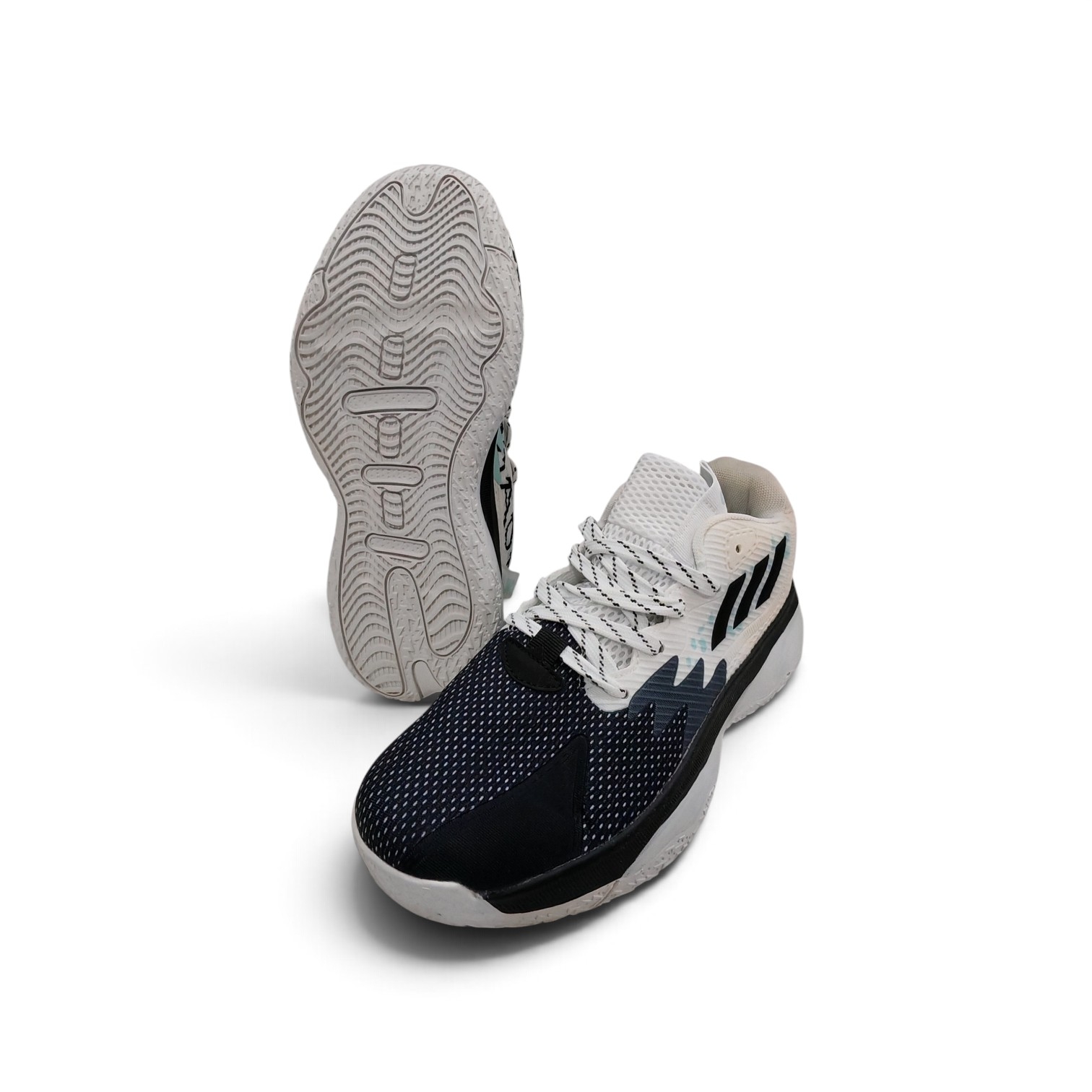 COURT STRIKE MADE BASKETBALL SHOES